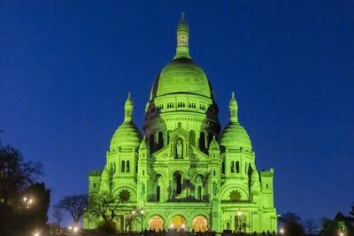 St Patrick's Day Celebrated As Sacr?-C?ur Basilica Illuminates Green In Paris-stock-foto