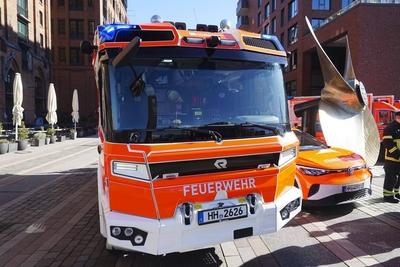 Die Elektromobilit?t haelt auch bei der Hamburger Feuerwehr einzug. 3 Neue feuerwehr rote Elektrische RTWs , HLF Lommandofahrzeuge wurden vor dem Maritimen Museum in der Hafencity praesentiert am 17.03.2025 in Hamburg Schl?ssel?bergabe der neuen elektrischen Einsatzfahrzeuge der Feuerwehr Hamburg Im Rahmen der Modernisierung ihrer Fahrzeugflotte Hamburg Deutschland *** Electromobility is also finding its way into the Hamburg fire department 3 New fire department red Electric RTWs, HLF command vehicles were presented in front of the Maritime Museum in Hafencity on 17 03 2025 in Hamburg Key handover of the new electric emergency vehicles of the Hamburg fire department As part of the modernization of its vehicle fleet Hamburg Germany-stock-foto