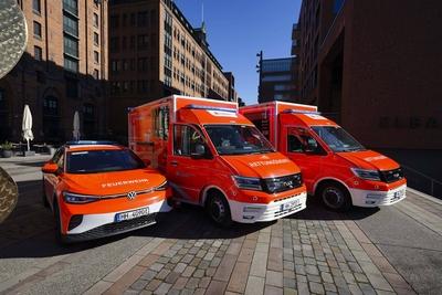 Die Elektromobilit?t haelt auch bei der Hamburger Feuerwehr einzug. 3 Neue feuerwehr rote Elektrische RTWs , HLF Lommandofahrzeuge wurden vor dem Maritimen Museum in der Hafencity praesentiert am 17.03.2025 in Hamburg Schl?ssel?bergabe der neuen elektrischen Einsatzfahrzeuge der Feuerwehr Hamburg Im Rahmen der Modernisierung ihrer Fahrzeugflotte Hamburg Deutschland *** Electromobility is also finding its way into the Hamburg fire department 3 New fire department red Electric RTWs, HLF command vehicles were presented in front of the Maritime Museum in Hafencity on 17 03 2025 in Hamburg Key handover of the new electric emergency vehicles of the Hamburg fire department As part of the modernization of its vehicle fleet Hamburg Germany-stock-foto