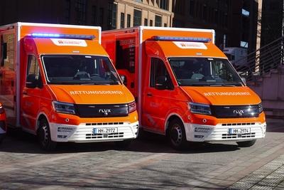 Die Elektromobilit?t haelt auch bei der Hamburger Feuerwehr einzug. 3 Neue feuerwehr rote Elektrische RTWs , HLF Lommandofahrzeuge wurden vor dem Maritimen Museum in der Hafencity praesentiert am 17.03.2025 in Hamburg Schl?ssel?bergabe der neuen elektrischen Einsatzfahrzeuge der Feuerwehr Hamburg Im Rahmen der Modernisierung ihrer Fahrzeugflotte Hamburg Deutschland *** Electromobility is also finding its way into the Hamburg fire department 3 New fire department red Electric RTWs, HLF command vehicles were presented in front of the Maritime Museum in Hafencity on 17 03 2025 in Hamburg Key handover of the new electric emergency vehicles of the Hamburg fire department As part of the modernization of its vehicle fleet Hamburg Germany-stock-foto