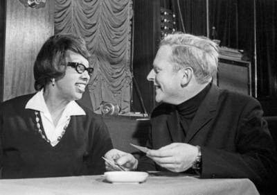 Die amerikanisch franz?sische S?ngerin, T?nzerin und Schauspielerin Josephine Baker mit dem Kaplan Alfred Flury, Deutsc-stock-photo