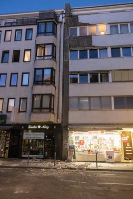 Fassadenteile st?rzen auf Stra?e in Bonn - 17.03.2025-stock-foto