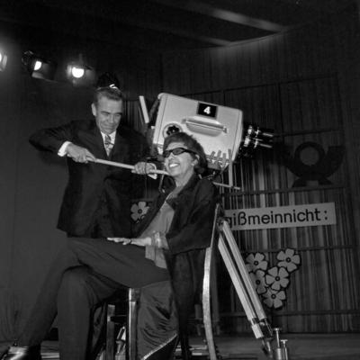 Vergi?meinnicht, Fernsehshow, Deutschland 1964, Moderator Peter Frankenfeld mit Gaststar Josephine Baker und Kamera Cop-stock-foto
