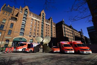 Die Elektromobilit?t haelt auch bei der Hamburger Feuerwehr einzug. 3 Neue feuerwehr rote Elektrische RTWs , HLF Lommandofahrzeuge wurden vor dem Maritimen Museum in der Hafencity praesentiert am 17.03.2025 in Hamburg Schl?ssel?bergabe der neuen elektrischen Einsatzfahrzeuge der Feuerwehr Hamburg Im Rahmen der Modernisierung ihrer Fahrzeugflotte Hamburg Deutschland *** Electromobility is also finding its way into the Hamburg fire department 3 New fire department red Electric RTWs, HLF command vehicles were presented in front of the Maritime Museum in Hafencity on 17 03 2025 in Hamburg Key handover of the new electric emergency vehicles of the Hamburg fire department As part of the modernization of its vehicle fleet Hamburg Germany-stock-foto