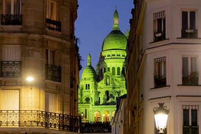 St Patrick's Day Celebrated As Sacr?-C?ur Basilica Illuminates Green In Paris-stock-foto