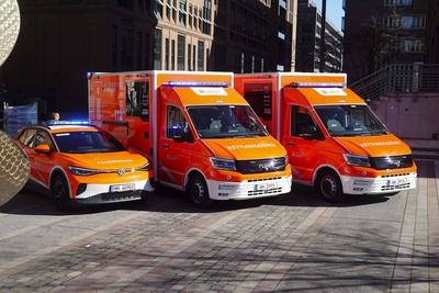 Die Elektromobilit?t haelt auch bei der Hamburger Feuerwehr einzug. 3 Neue feuerwehr rote Elektrische RTWs , HLF Lommandofahrzeuge wurden vor dem Maritimen Museum in der Hafencity praesentiert am 17.03.2025 in Hamburg Schl?ssel?bergabe der neuen elektrischen Einsatzfahrzeuge der Feuerwehr Hamburg Im Rahmen der Modernisierung ihrer Fahrzeugflotte Hamburg Deutschland *** Electromobility is also finding its way into the Hamburg fire department 3 New fire department red Electric RTWs, HLF command vehicles were presented in front of the Maritime Museum in Hafencity on 17 03 2025 in Hamburg Key handover of the new electric emergency vehicles of the Hamburg fire department As part of the modernization of its vehicle fleet Hamburg Germany-stock-foto