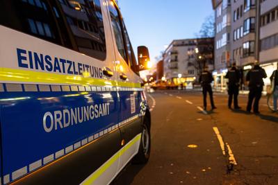 Fassadenteile st?rzen auf Stra?e in Bonn - 17.03.2025-stock-foto