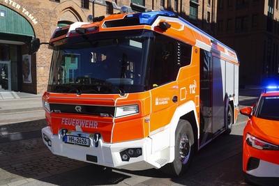 Die Elektromobilit?t haelt auch bei der Hamburger Feuerwehr einzug. 3 Neue feuerwehr rote Elektrische RTWs , HLF Lommandofahrzeuge wurden vor dem Maritimen Museum in der Hafencity praesentiert am 17.03.2025 in Hamburg Schl?ssel?bergabe der neuen elektrischen Einsatzfahrzeuge der Feuerwehr Hamburg Im Rahmen der Modernisierung ihrer Fahrzeugflotte Hamburg Deutschland *** Electromobility is also finding its way into the Hamburg fire department 3 New fire department red Electric RTWs, HLF command vehicles were presented in front of the Maritime Museum in Hafencity on 17 03 2025 in Hamburg Key handover of the new electric emergency vehicles of the Hamburg fire department As part of the modernization of its vehicle fleet Hamburg Germany-stock-foto