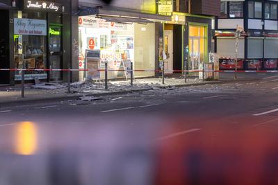 Fassadenteile st?rzen auf Stra?e in Bonn - 17.03.2025-stock-foto