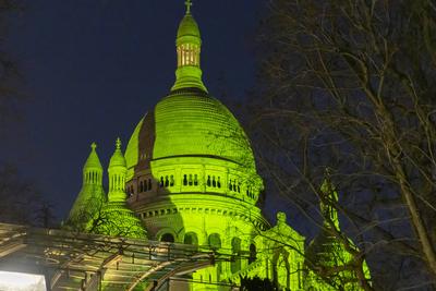 St Patrick's Day Celebrated As Sacr?-C?ur Basilica Illuminates Green In Paris-stock-foto