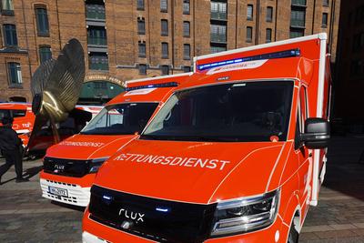 Die Elektromobilit?t haelt auch bei der Hamburger Feuerwehr einzug. 3 Neue feuerwehr rote Elektrische RTWs , HLF Lommandofahrzeuge wurden vor dem Maritimen Museum in der Hafencity praesentiert am 17.03.2025 in Hamburg Schl?ssel?bergabe der neuen elektrischen Einsatzfahrzeuge der Feuerwehr Hamburg Im Rahmen der Modernisierung ihrer Fahrzeugflotte Hamburg Deutschland *** Electromobility is also finding its way into the Hamburg fire department 3 New fire department red Electric RTWs, HLF command vehicles were presented in front of the Maritime Museum in Hafencity on 17 03 2025 in Hamburg Key handover of the new electric emergency vehicles of the Hamburg fire department As part of the modernization of its vehicle fleet Hamburg Germany-stock-foto
