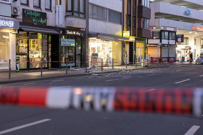 Fassadenteile st?rzen auf Stra?e in Bonn - 17.03.2025-stock-foto