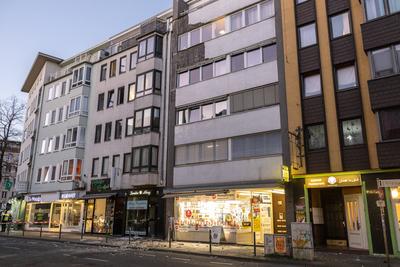 Fassadenteile st?rzen auf Stra?e in Bonn - 17.03.2025-stock-foto