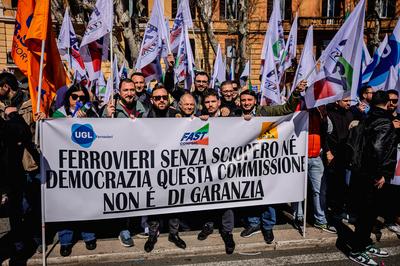 Railway workers demonstration for the right to strike-stock-foto