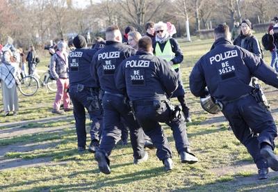 Deutschland, Berlin, Platz der Republik, Demonstration: Schluss mit den Kriegskrediten! Gemeinsam gegen die Aufr?stungsp-stock-foto