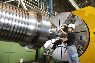 Themenfoto, Stellenabbau bei Siemens Energy - Jungingenieurin in der Produktion, kooperative IngenieureAusbildung bei Si-stock-photo