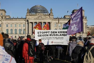 Deutschland, Berlin, Platz der Republik, Demonstration: Schluss mit den Kriegskrediten! Gemeinsam gegen die Aufr?stungsp-stock-foto