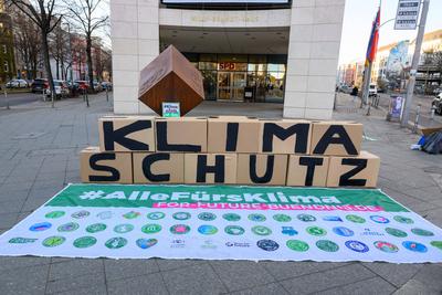 Klimaschutz ist das Fundament, Aktion vor dem Willy-Brandt-Haus, Berlin, 18.03.2025-stock-foto