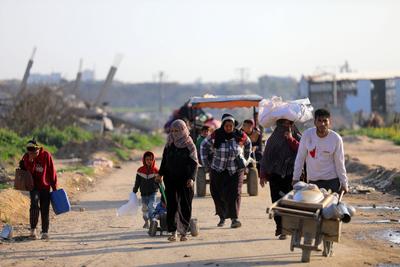 Palestinians in the Al-Mughraqa area of Gaza City, Gaza, travel with what belongings they can, heading towards areas they consider safe-stock-foto