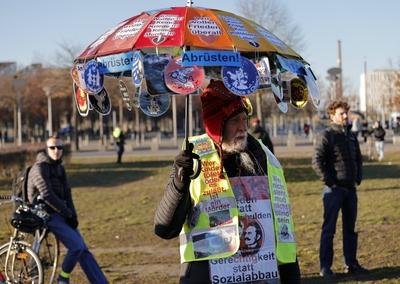 Deutschland, Berlin, Platz der Republik, Demonstration: Schluss mit den Kriegskrediten! Gemeinsam gegen die Aufr?stungsp-stock-foto