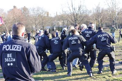 Deutschland, Berlin, Platz der Republik, Demonstration: Schluss mit den Kriegskrediten! Gemeinsam gegen die Aufr?stungsp-stock-foto
