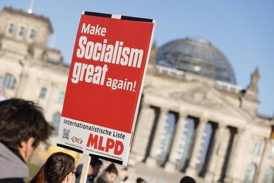 Deutschland, Berlin, Platz der Republik, Demonstration: Schluss mit den Kriegskrediten! Gemeinsam gegen die Aufr?stungsp-stock-foto