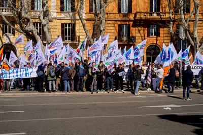 Railway workers demonstration for the right to strike-stock-foto