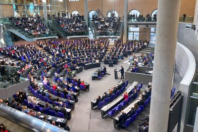 Berlin, Deutschland, 18.03.2025: Deutscher Bundestag: 214. Bundestagssitzung: Entscheidung ?ber Grundgesetz?nderung zu S-stock-foto