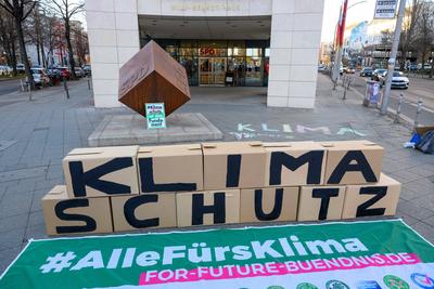 Klimaschutz ist das Fundament, Aktion vor dem Willy-Brandt-Haus, Berlin, 18.03.2025-stock-foto
