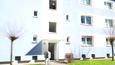 T?dlicher Schusswaffengebrauch ? Randalierer bedroht Polizeibeamte mit Messer und wird erschossen-stock-foto