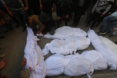The bodies of Palestinians killed in an Israeli airstrike in central Gaza are brought from the morgue of the Baptist Hospital in Gaza City-stock-foto