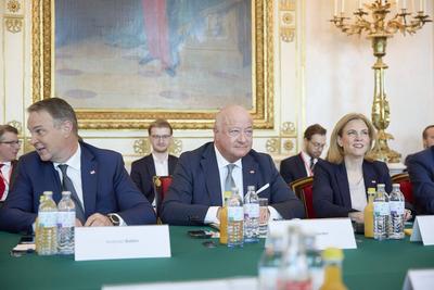 Arbeitsklausur Bundesregierung-stock-foto