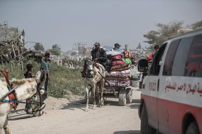 Palestinians leave their homes after the Israeli army issued evacuation orders for several neighborhoods in Beit Hanoun, northern Gaza Strip-stock-foto