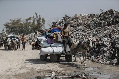 Palestinians leave their homes after the Israeli army issued evacuation orders for several neighborhoods in Beit Hanoun, northern Gaza Strip-stock-foto