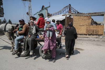 Palestinians leave their homes after the Israeli army issued evacuation orders for several neighborhoods in Beit Hanoun, northern Gaza Strip-stock-foto