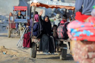 Palestinians in the Al-Mughraqa area of Gaza City, Gaza, travel with what belongings they can, heading towards areas they consider safe-stock-foto