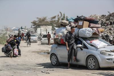 Palestinians leave their homes after the Israeli army issued evacuation orders for several neighborhoods in Beit Hanoun, northern Gaza Strip-stock-foto
