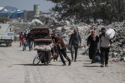 Palestinians leave their homes after the Israeli army issued evacuation orders for several neighborhoods in Beit Hanoun, northern Gaza Strip-stock-foto