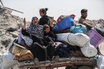 Palestinians leave their homes after the Israeli army issued evacuation orders for several neighborhoods in Beit Hanoun, northern Gaza Strip-stock-foto