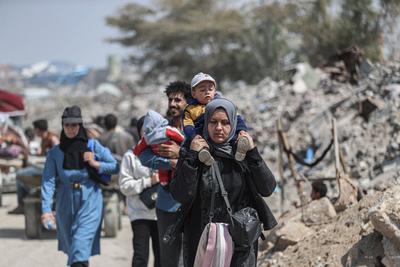 Palestinians leave their homes after the Israeli army issued evacuation orders for several neighborhoods in Beit Hanoun, northern Gaza Strip-stock-foto