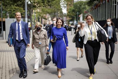 Annalena Baerbock, Bundesaussenministerin, (Mitte) aufgenommen auf dem Weg zum High-Level Event der Stockholm-Initiativ-stock-foto
