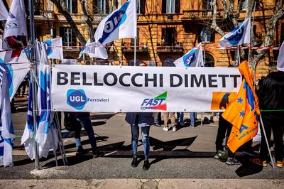 Railway workers demonstration for the right to strike-stock-foto