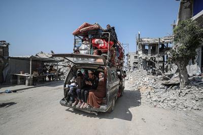 Palestinians leave their homes after the Israeli army issued evacuation orders for several neighborhoods in Beit Hanoun, northern Gaza Strip-stock-foto