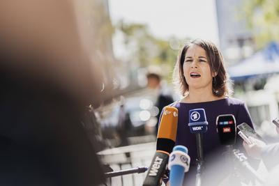 Annalena Baerbock (Buendnis 90/Die Gruenen), Bundesaussenministerin, spricht zu den Medien im Rahmen der 77. Generalver-stock-photo