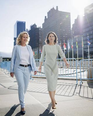 (L-R): Steffi Lemke (Buendnis 90/Die Gruenen), Bundesministerin fuer Umwelt, Naturschutz, nukleare Sicherheit und Verbra-stock-foto