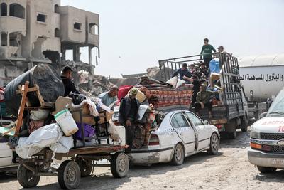 Palestinians leave their homes after the Israeli army issued evacuation orders for several neighborhoods in Beit Hanoun, northern Gaza Strip-stock-foto