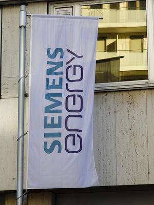 Siemens Aussenansicht Tag Firmen Logo Fahnen Hinweisschild Hamburger Verwaltung Niederlassung der Firma am 18.03.2025. Die Firma Siemens will weltweit etwa 6.000 Jobs abbauen bis Ende September 2027 Abbauen davon ca 2.850 in Deutschland. Der Abbau soll in Deutschland ohne betriebsbedingte Kuendigungen ablaufen Hamburg Deutschland *** Siemens exterior view day company logo flags sign Hamburg administration branch of the company on 18 03 2025 The company Siemens wants to cut about 6,000 jobs worldwide by the end of September 2027 of which about 2,850 in Germany The reduction is to take place in Germany without compulsory redundancies Hamburg Germany-stock-foto
