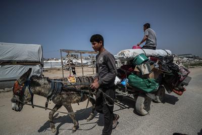 Palestinians leave their homes after the Israeli army issued evacuation orders for several neighborhoods in Beit Hanoun, northern Gaza Strip-stock-foto