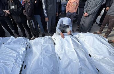 The bodies of Palestinians who lost their lives in the Israeli strike in central Gaza are taken from the Al Aqsa Hospital-stock-foto