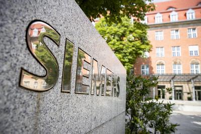 Logo von Siemens auf der Zentrale in Berlin am 14. August 2019. Siemens *** Siemens logo at the headquarters in Berlin-stock-foto